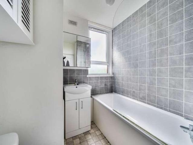 Flat for sale in London Borough of Wandsworth, Greater London