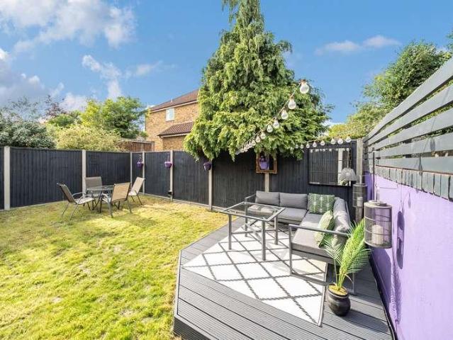 Flat for sale in Ruislip, Eastcote