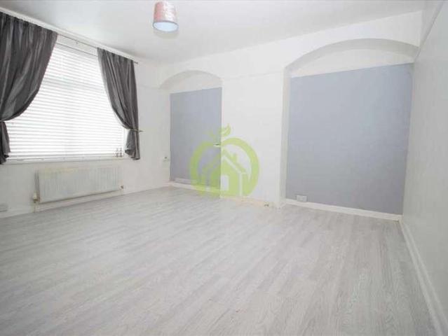 Flat for sale in Dagenham, Becontree