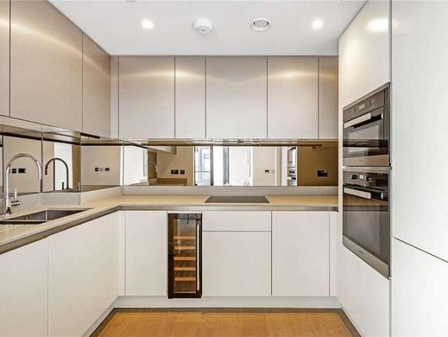 Flat for sale in Vauxhall, Greater London