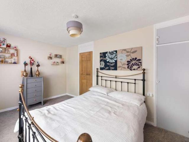 Flat for sale in London Borough of Ealing, Greater London
