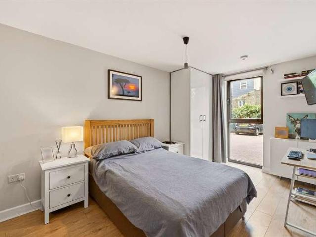 Flat for sale in Wandsworth, Greater London