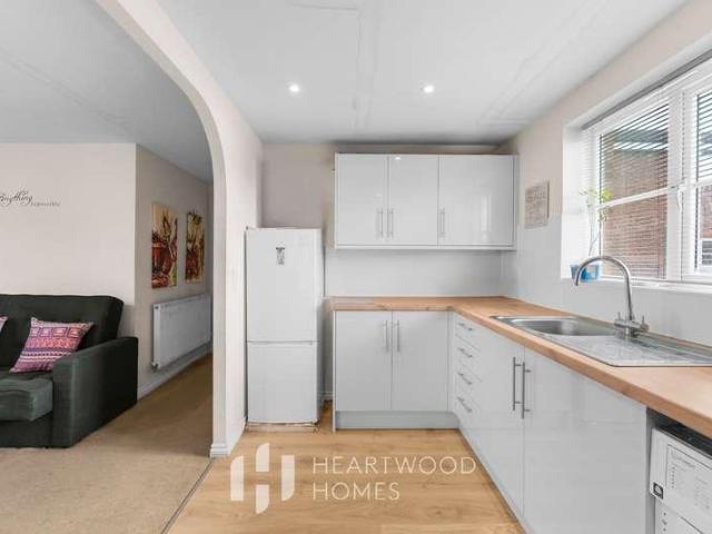 Flat for sale in Hatfield, Fretherne