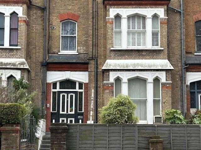 Flat for sale in Kilburn, Greater London