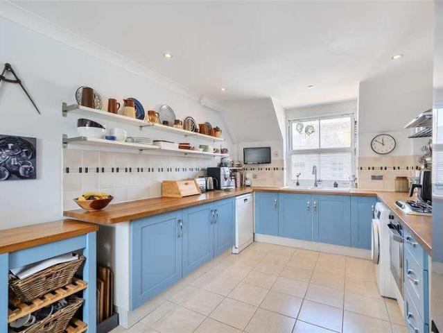 Flat for sale in Arundel, Clapham