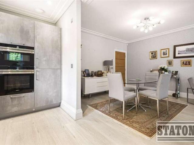 Flat for sale in Cockfosters, Greater London