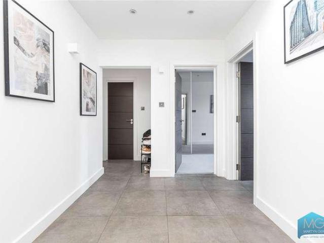 Flat for sale in Golders Green, Greater London
