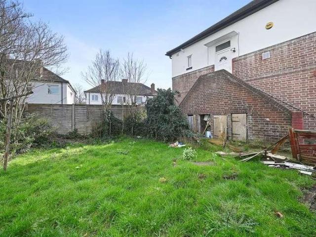 Flat for sale in London Borough of Ealing, Greenford