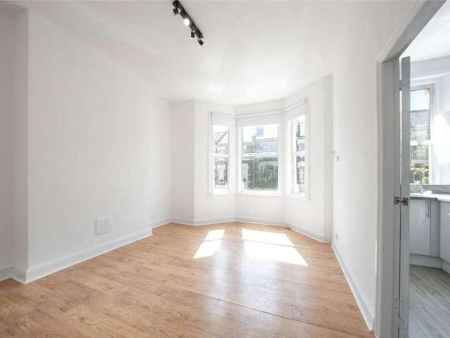 Flat for sale in Maida Hill, Greater London