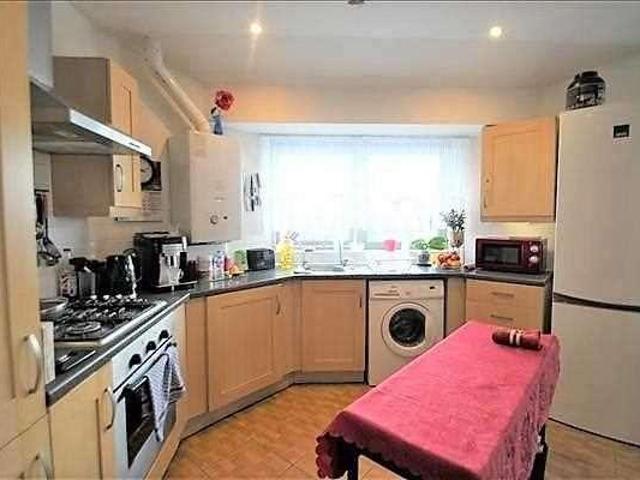 Flat for sale in London Borough of Hounslow, Greater London
