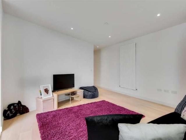 Flat for sale in Silvertown, Greater London