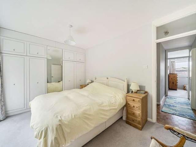 Flat for sale in Surbiton, Surbiton