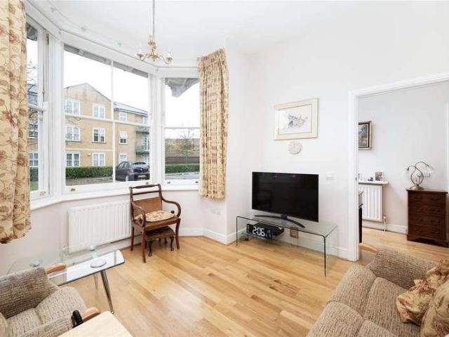 Flat for sale in Barkingside, Greater London
