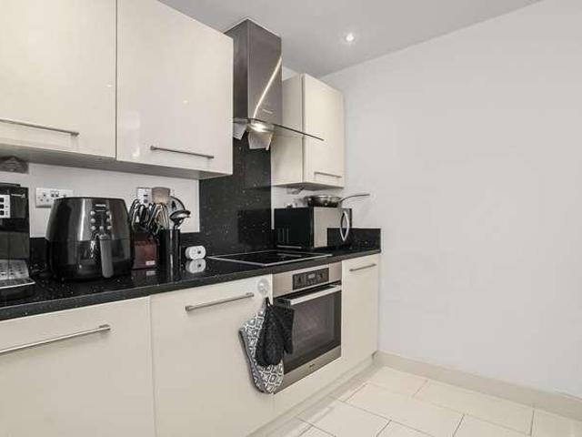 Flat for sale in Canary Wharf, Greater London