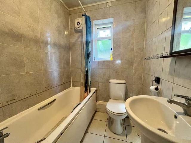 Flat for sale in London Borough of Ealing, Greenford