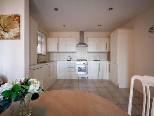 Flat for sale in Newtown, Stokesby