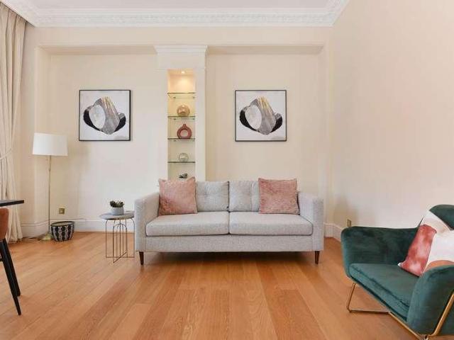 Flat for sale in South Hampstead, Greater London