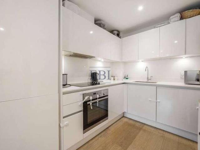 Flat for sale in Limehouse, Greater London
