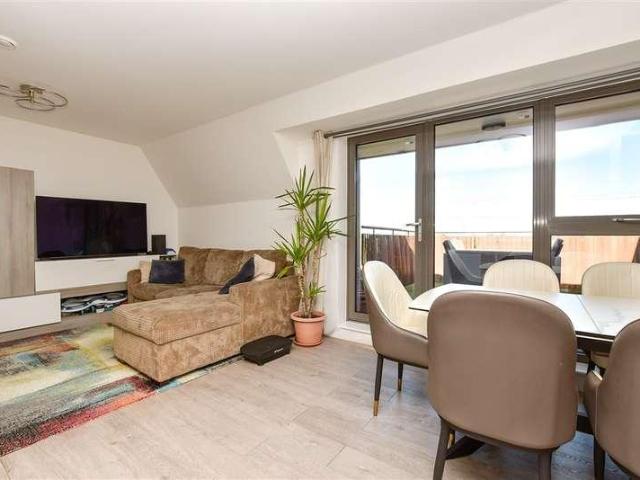 Flat for sale in Hackbridge, Greater London