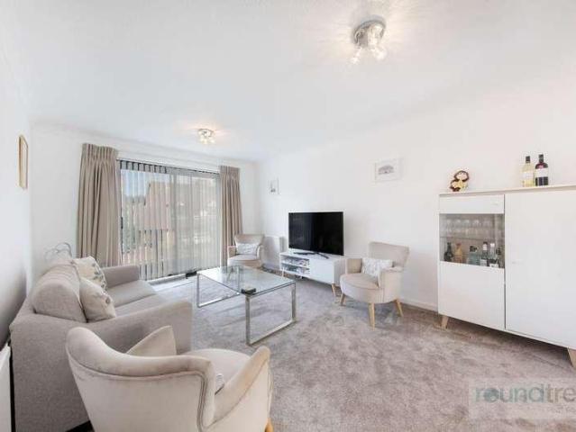 Flat for sale in The Hale, Greater London