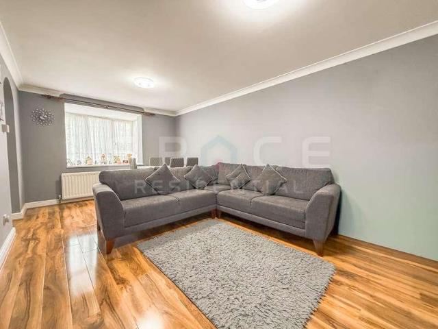 Flat for sale in Broadfields, Greater London