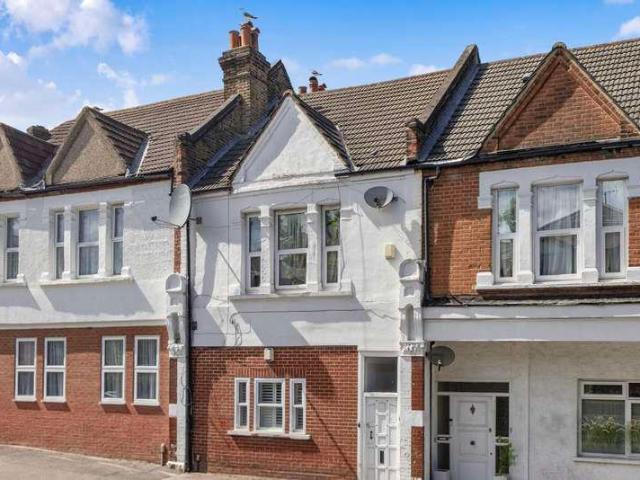 Flat for sale in London Borough of Lewisham, Forest Hill