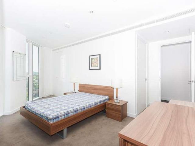 Flat for sale in Vauxhall, Greater London