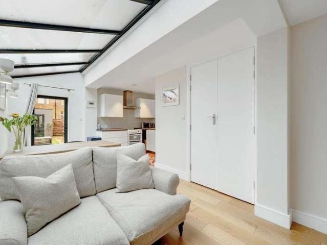 Flat for sale in London Borough of Ealing, Greater London