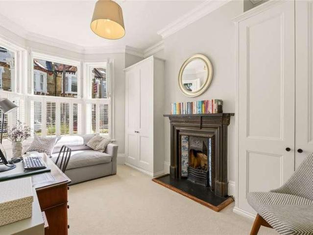 Flat for sale in London Borough of Wandsworth, Greater London