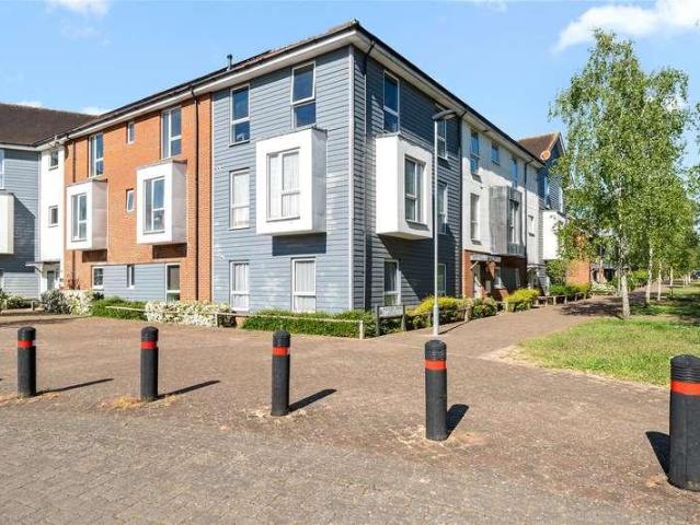 Flat for sale in Row Town, Surrey