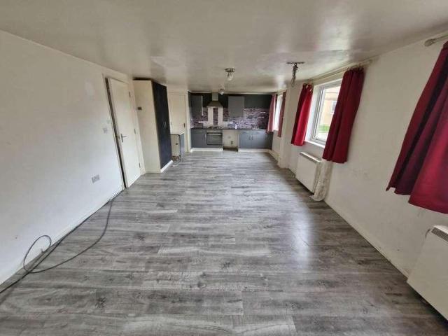 Flat for sale in Spring Park, Luton