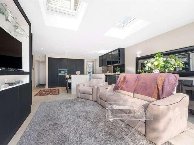 Flat for sale in London Borough of Southwark, Greater London