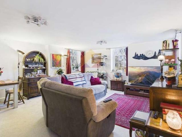 Flat for sale in Sudbury, Chelmondiston