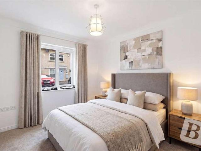 Flat for sale in Noak Hill, Essex