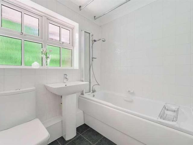 Flat for sale in Red Hill, Surrey