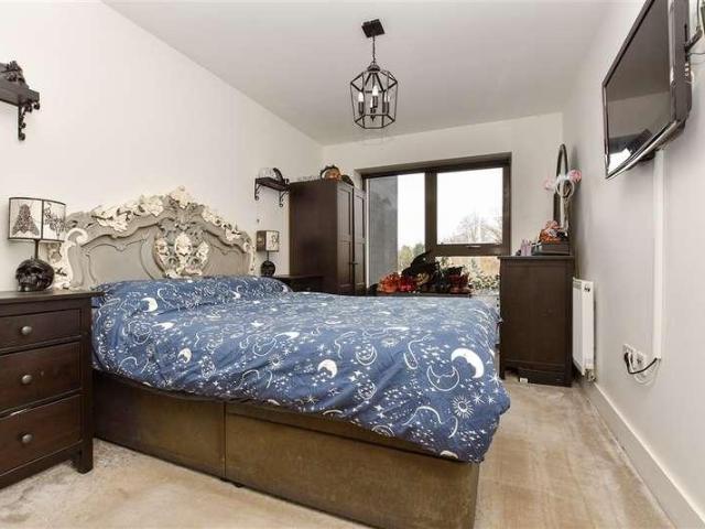 Flat for sale in Hackbridge, Greater London