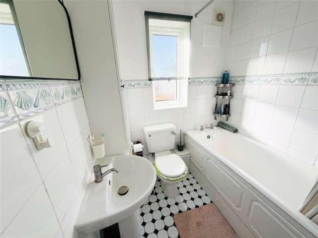Flat for sale in Berrylands, Greater London