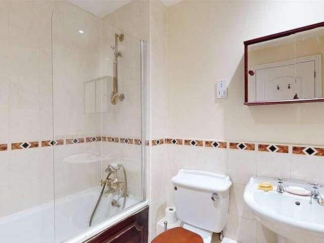 Flat for sale in Isleworth, Worton