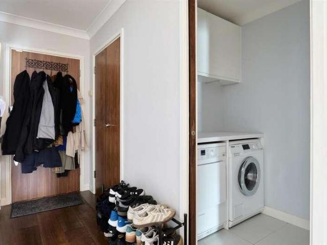 Flat for sale in Battersea, Greater London