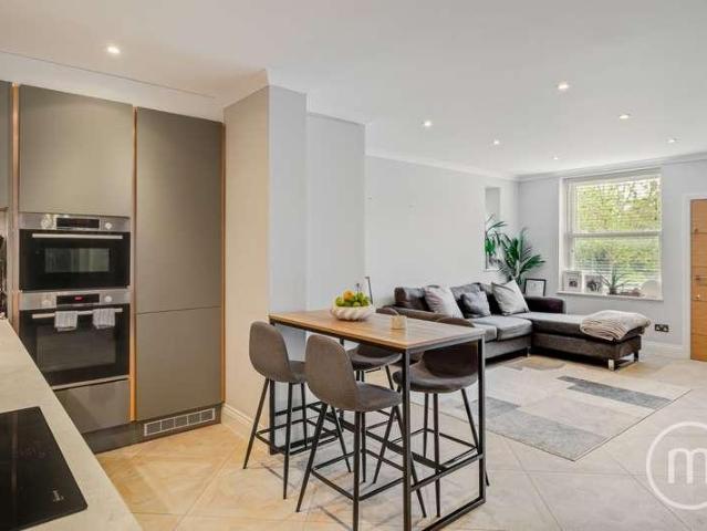 Flat for sale in Golders Green, Greater London