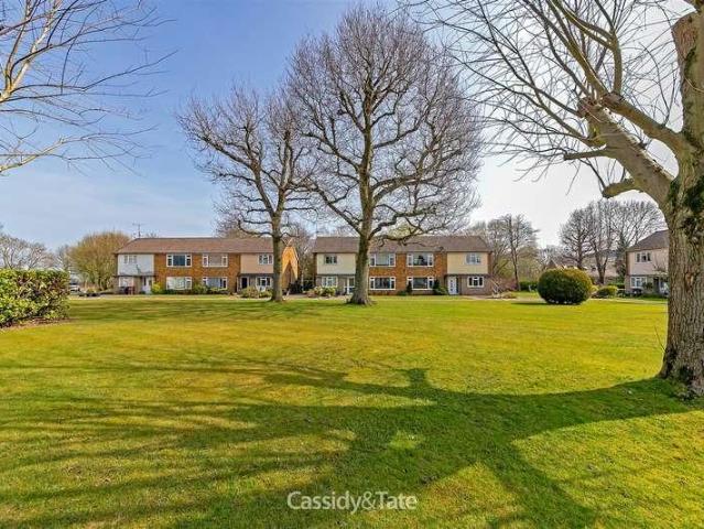 Flat for sale in Five Acres, Hertfordshire