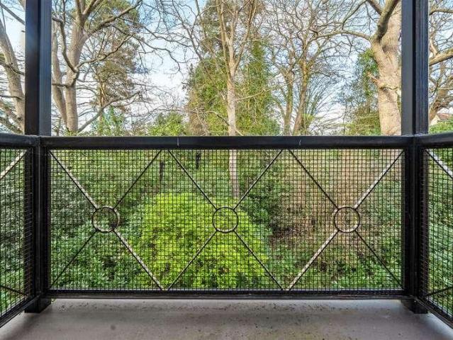Flat for sale in Crowthorne