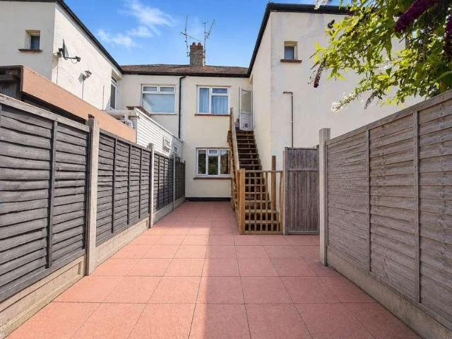 Flat for sale in Alton Barnes, Essex