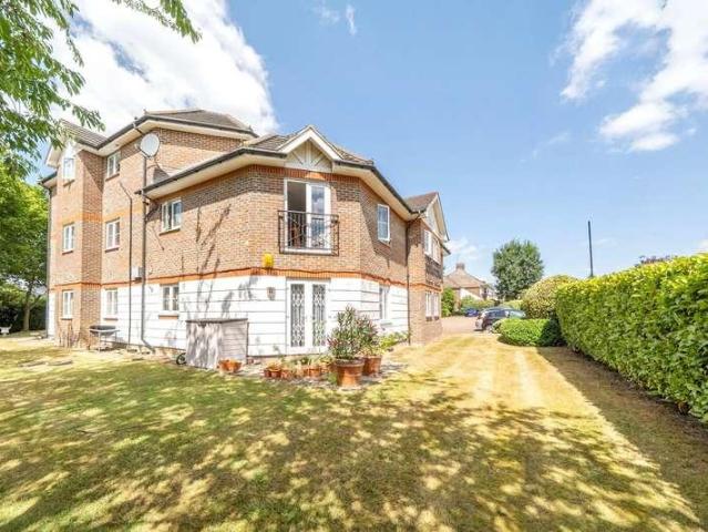 Flat for sale in Little Stanmore, Greater London
