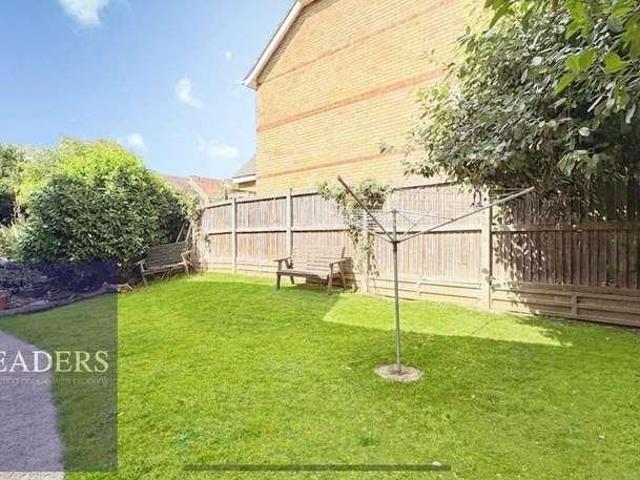Flat for sale in Chipping Hill, Essex