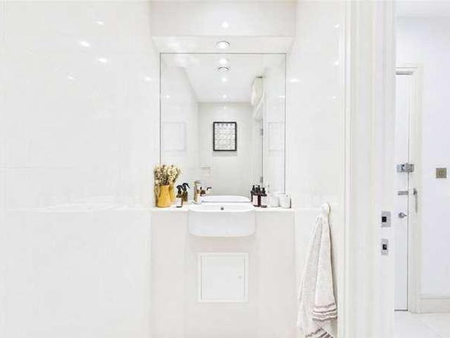 Flat for sale in St. George in the East, Whitechapel