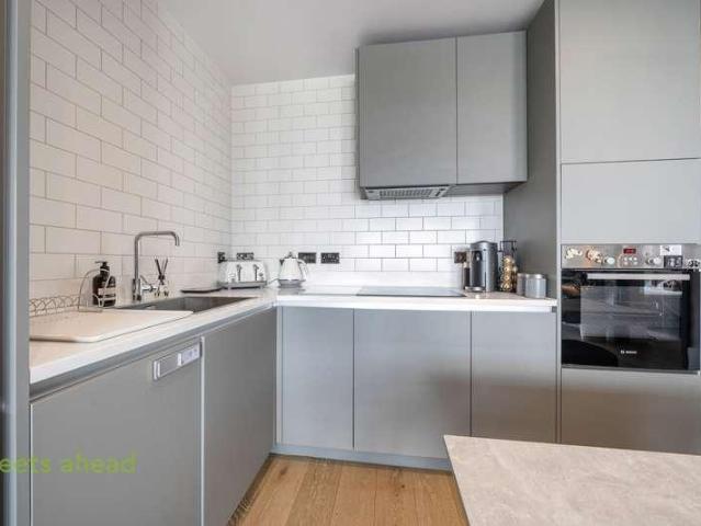 Flat for sale in London Borough of Croydon, Waddon