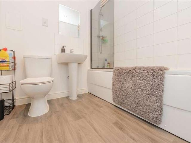 Flat for sale in Monks Orchard, Kent