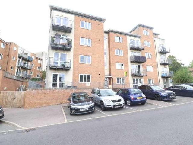 Flat for sale in Totteridge, Buckinghamshire
