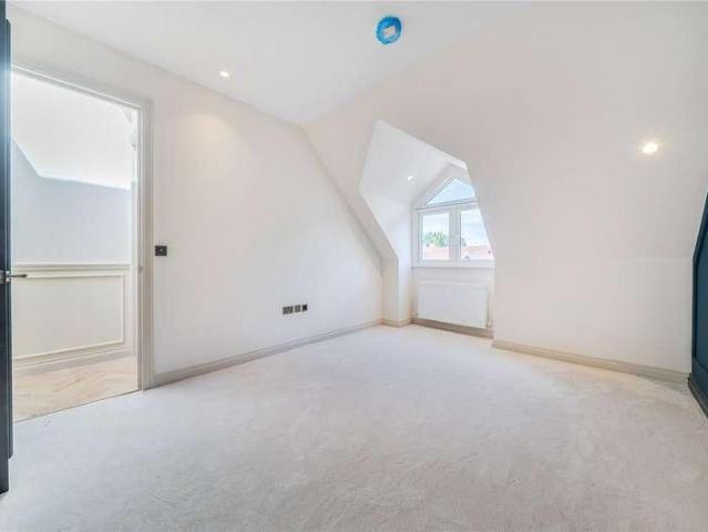 Flat for sale in London Borough of Ealing, Greater London